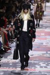 Chaqueta estructurada negra con estampados florales de Dior otoño/invierno 2018/2019 en la Paris Fashion Week