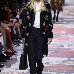 Chaqueta estructurada negra con estampados florales  de Dior otoño/invierno 2018/2019 en la Paris Fashion Week