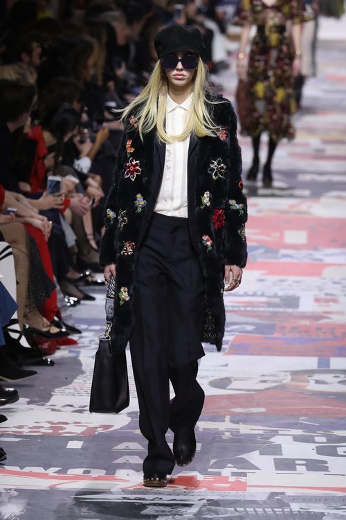 Chaqueta estructurada negra con estampados florales de Dior otoño/invierno 2018/2019 en la Paris Fashion Week