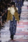 Cazadora marrón con pelo blanco de Dior otoño/invierno 2018/2019 en la Paris Fashion Week