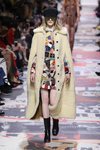 Abrigo de peluche blanco con vestido mini de Dior otoño/invierno 2018/2019 en la Paris Fashion Week