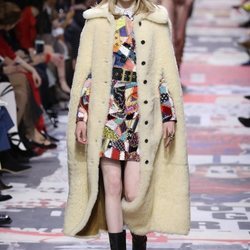 Abrigo de peluche blanco con vestido mini  de Dior otoño/invierno 2018/2019 en la Paris Fashion Week