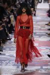 Vestido con vuelos rojo transparente de Dior otoño/invierno 2018/2019 en la Paris Fashion Week