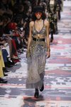 Vestido con estampados florales dorados de Dior otoño/invierno 2018/2019 en la Paris Fashion Week