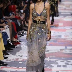 Vestido con estampados florales dorados  de Dior otoño/invierno 2018/2019 en la Paris Fashion Week