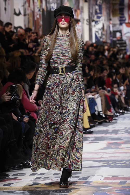 Vestido largo con estampados abstractos de Dior otoño/invierno 2018/2019 en la Paris Fashion Week