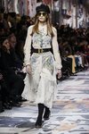 Vestido transparente blanco con estampados florales de Dior otoño/invierno 2018/2019 en la Paris Fashion Week