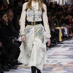 Vestido transparente blanco con estampados florales  de Dior otoño/invierno 2018/2019 en la Paris Fashion Week