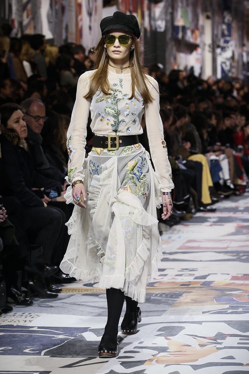 Vestido transparente blanco con estampados florales de Dior otoño/invierno 2018/2019 en la Paris Fashion Week