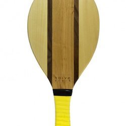 Pala de madera con el mango amarillo de Naïve para el verano 2018