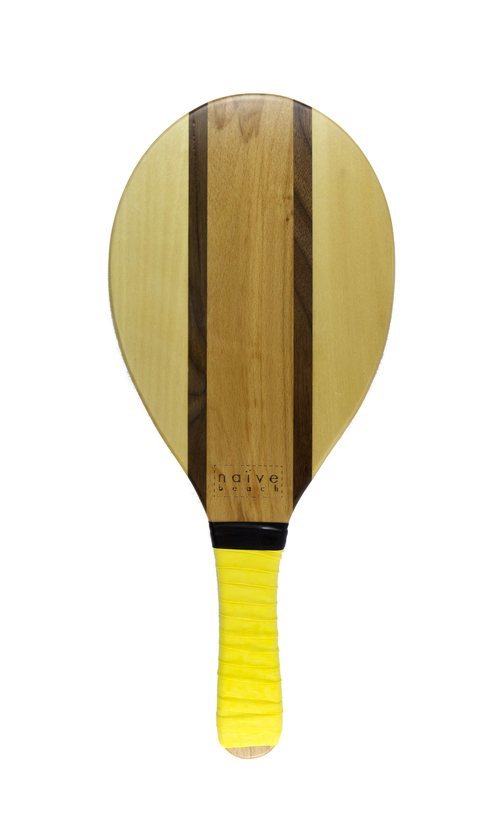 Pala de madera con el mango amarillo de Naïve para el verano 2018