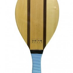Pala de madera con el mango azul de Naïve para el verano 2018