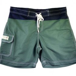 Bañador verde con una franja negra de Naïve para el verano 2018
