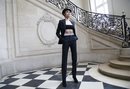 Care Delevingne con un traje azul marino y un top en la entrada al desfile de Dior