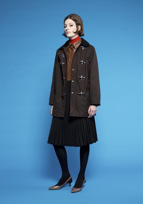 Abrigo negro con cuatro broches de Fay para el otoño/invierno 2018