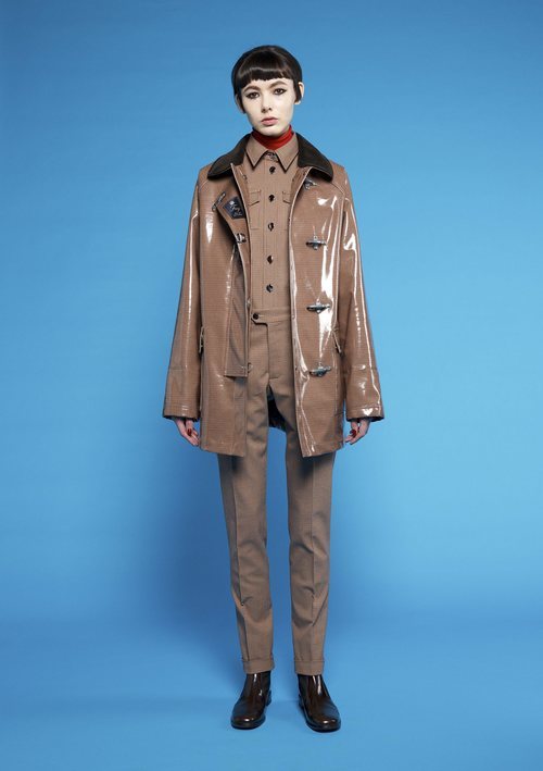 Abrigo marrón brillante con cuatro broches de Fay para el otoño/invierno 2018