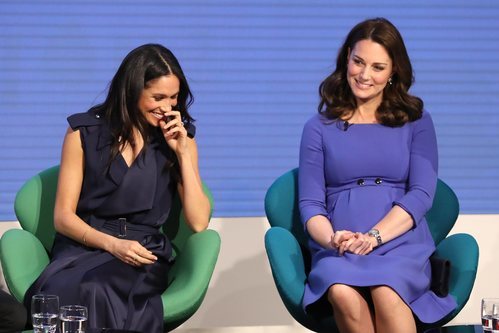 Meghan Markle y Kate Middleton vestidas de azul en el I Forum de la Royal Fundation
