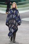 Poncho negro con estampados de hojas de Lacoste otoño/invierno 2018/2019 en la Paris Fashion Week