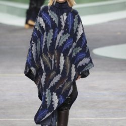 Poncho negro con estampados de hojas de Lacoste otoño/invierno 2018/2019 en la Paris Fashion Week