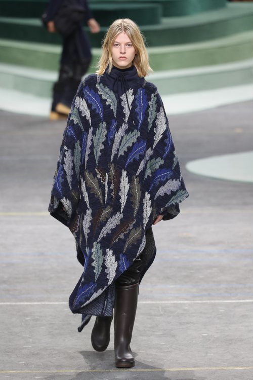 Poncho negro con estampados de hojas de Lacoste otoño/invierno 2018/2019 en la Paris Fashion Week