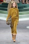 Chándal amarillo de Lacoste otoño/invierno 2018/2019 en la Paris Fashion Week