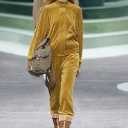 Chándal amarillo de Lacoste otoño/invierno 2018/2019 en la Paris Fashion Week
