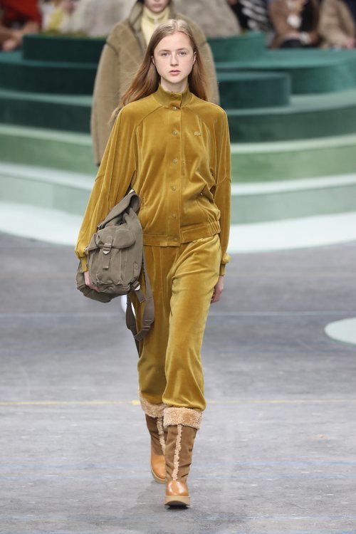 Chándal amarillo de Lacoste otoño/invierno 2018/2019 en la Paris Fashion Week