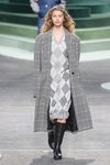 Chaqueta estructurada larga de cuadros escoceses de Lacoste otoño/invierno 2018/2019 en la Paris Fashion Week