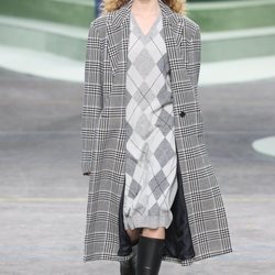 Chaqueta estructurada larga de cuadros escoceses de Lacoste otoño/invierno 2018/2019 en la Paris Fashion Week