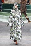 Chubasquero oversize con estampados de Lacoste otoño/invierno 2018/2019 en la Paris Fashion Week