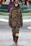Abrigo y pantalones pirata con estampados florales de Lacoste otoño/invierno 2018/2019 en la Paris Fashion Week