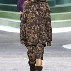 Abrigo y pantalones pirata con estampados florales de Lacoste otoño/invierno 2018/2019 en la Paris Fashion Week