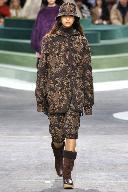 Abrigo y pantalones pirata con estampados florales de Lacoste otoño/invierno 2018/2019 en la Paris Fashion Week