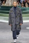 Chaqueta estructurada azul larga con estampados de Lacoste otoño/invierno 2018/2019 en la Paris Fashion Week