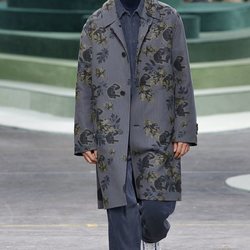 Chaqueta estructurada azul larga con estampados de Lacoste otoño/invierno 2018/2019 en la Paris Fashion Week