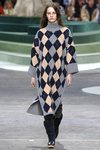 Vestido gris de cuadros azules y amarillos de Lacoste otoño/invierno 2018/2019 en la Paris Fashion Week
