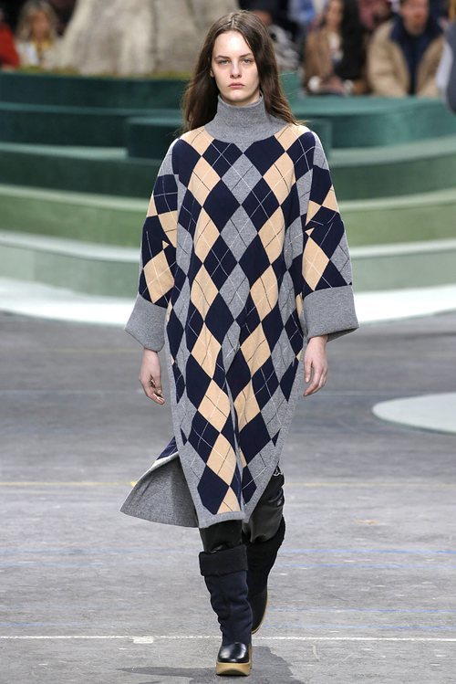 Vestido gris de cuadros azules y amarillos de Lacoste otoño/invierno 2018/2019 en la Paris Fashion Week