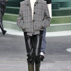 Chaqueta de cuadros escoceses y botas verde militar de Lacoste otoño/invierno 2018/2019 en la Paris Fashion Week