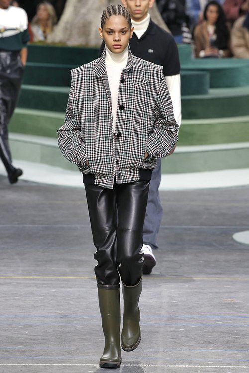 Chaqueta de cuadros escoceses y botas verde militar de Lacoste otoño/invierno 2018/2019 en la Paris Fashion Week