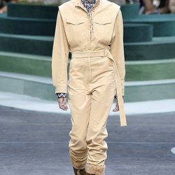 Mono largo de color crema de Lacoste otoño/invierno 2018/2019 en la Paris Fashion Week