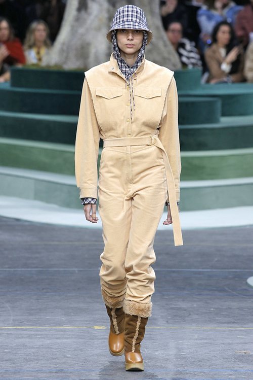 Mono largo de color crema de Lacoste otoño/invierno 2018/2019 en la Paris Fashion Week