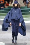 Chaqueta azul marino impermeable con capa de Lacoste otoño/invierno 2018/2019 en la Paris Fashion Week