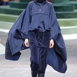Chaqueta azul marino impermeable con capa de Lacoste otoño/invierno 2018/2019 en la Paris Fashion Week
