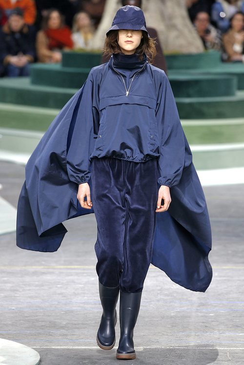 Chaqueta azul marino impermeable con capa de Lacoste otoño/invierno 2018/2019 en la Paris Fashion Week