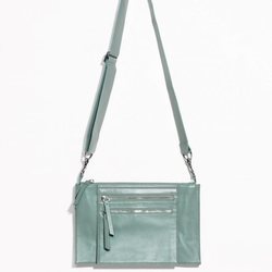 Bolso verde con banda para colgar con dos bolsillos exteriores e la Nueva Colección Primavera/Verano 2018 de & Other Stories