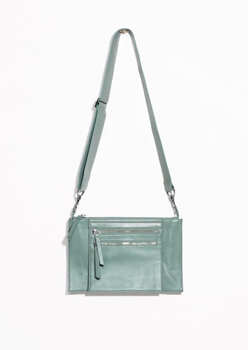 Bolso verde con banda para colgar con dos bolsillos exteriores e la Nueva Colección Primavera/Verano 2018 de & Other Stories