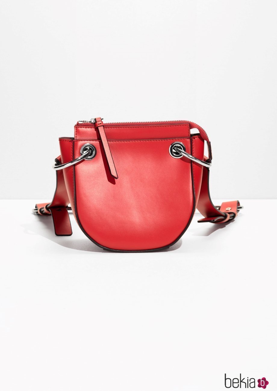 Bolso rojo con tira regulable para colgar e la Nueva Colección Primavera/Verano 2018 de & Other Stories