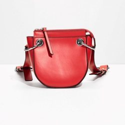 Bolso rojo con tira regulable para colgar e la Nueva Colección Primavera/Verano 2018 de & Other Stories