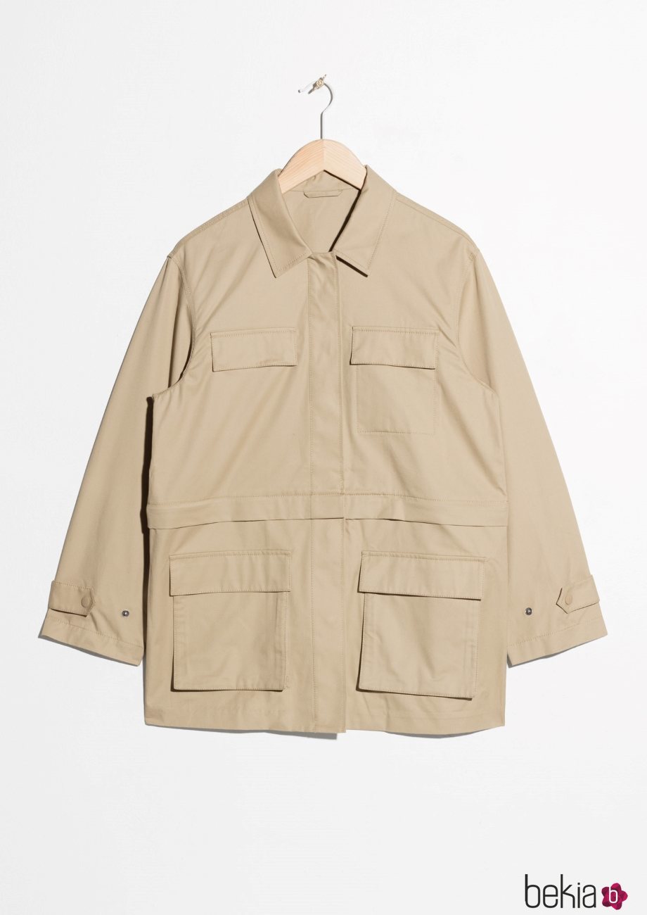 chaqueta militar en color beige e la Nueva Colección Primavera/Verano 2018 de & Other Stories