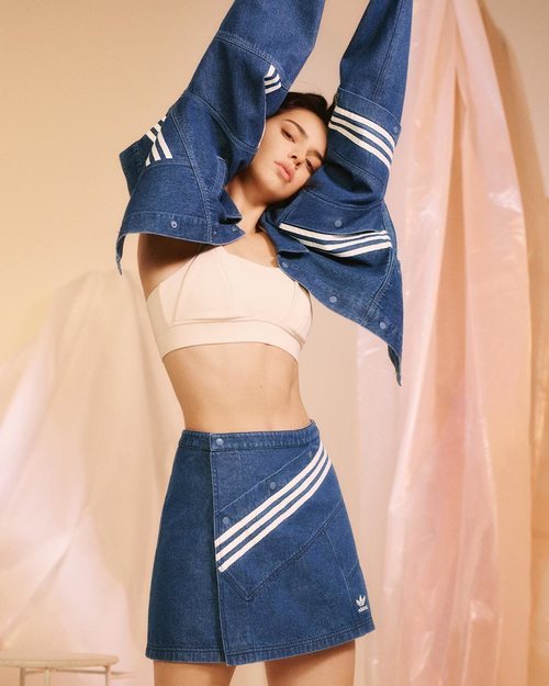 Falda vaquera y chaqueta vaquera de la Nueva Colección Cápsula de Adidas 2018
